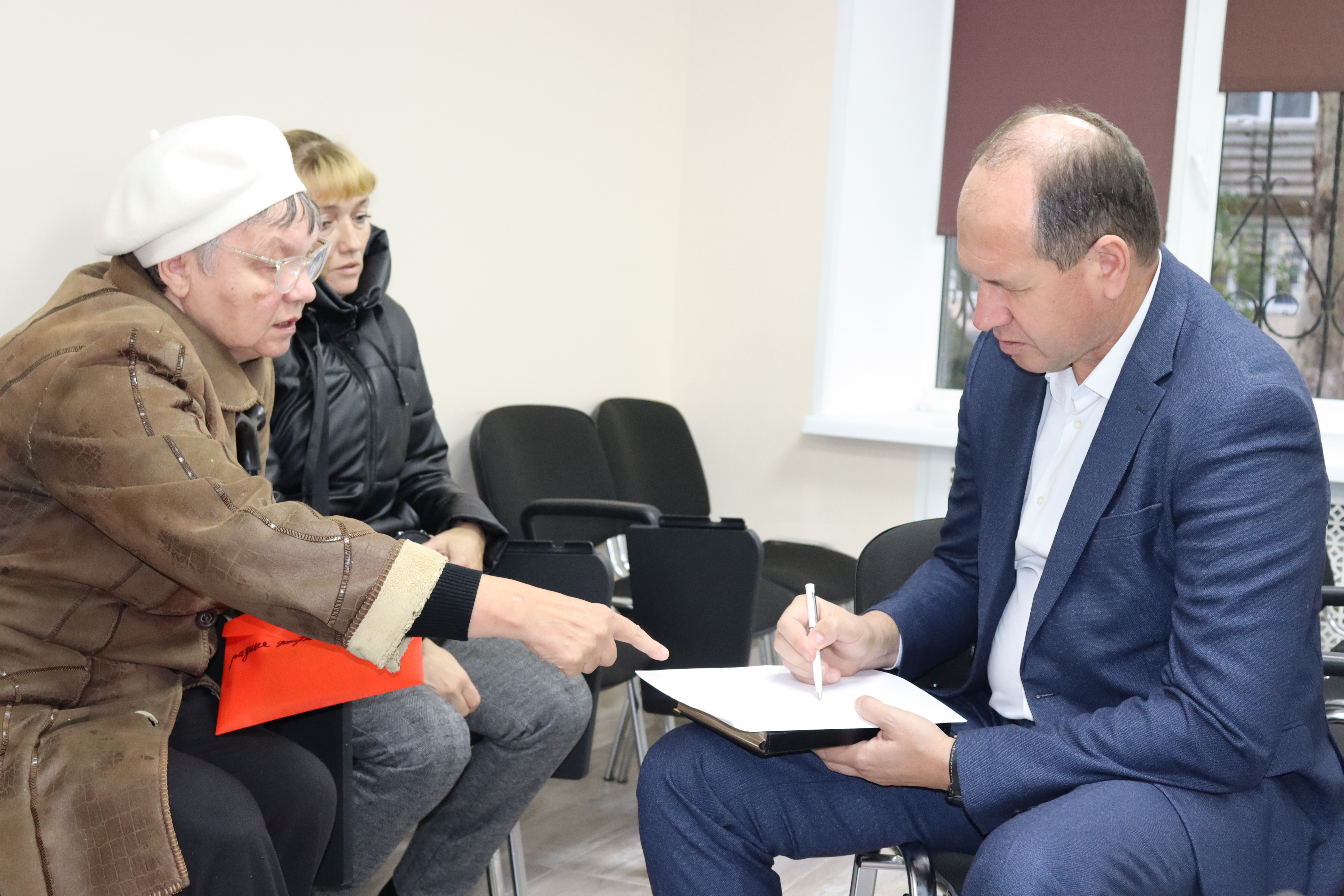 Глава администрации Сакского района Владислав Хаджиев провёл еженедельный приём граждан