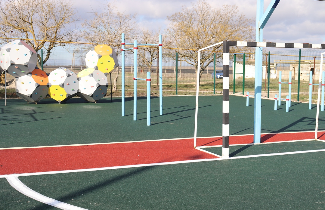 Открытие спортивных школ. Открытие спортивной площадки в школе. Вересаево спортивные площадки. Украшение спортивной площадки на открытие. Фон открытие спортивной площадки.